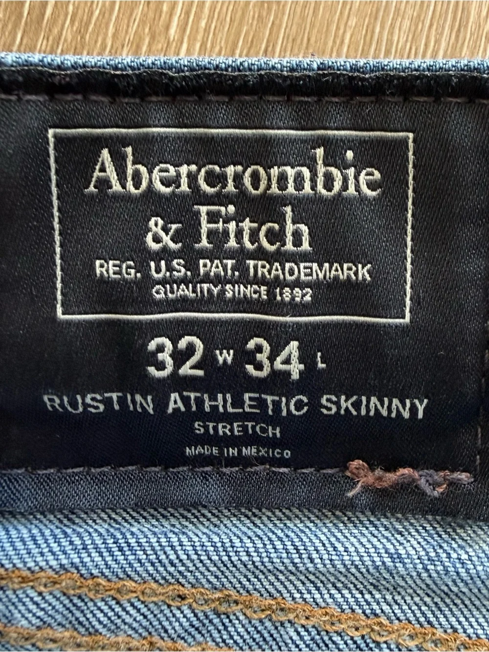 Abercrombie & Fitch photos knee skinny